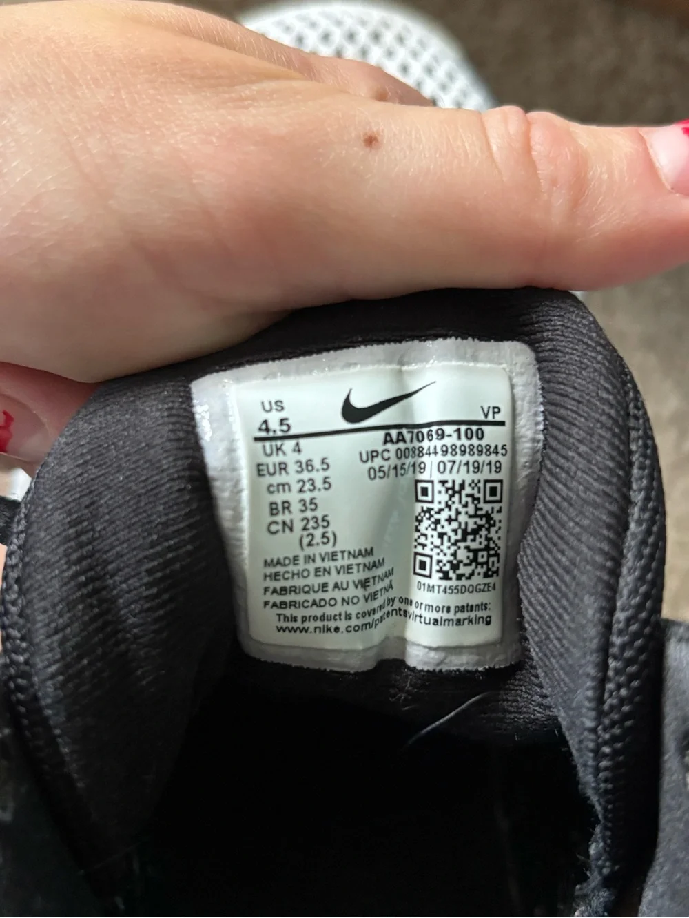 Nike Men's Black and White Mesh Training Sneakers